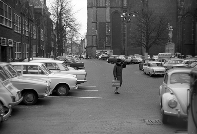 810930 Gezicht op het Domplein te Utrecht met geparkeerde auto's; op de achtergrond een deel van de Domkerk.